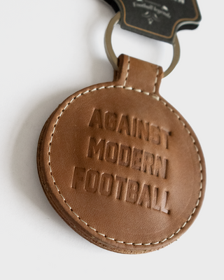 AGAINST MODERN FOOTBALL MARRÓN - Llavero Fútbol Retro