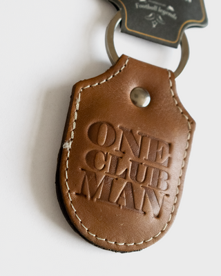 ONE CLUB MAN MARRÓN - Llavero Fútbol Retro